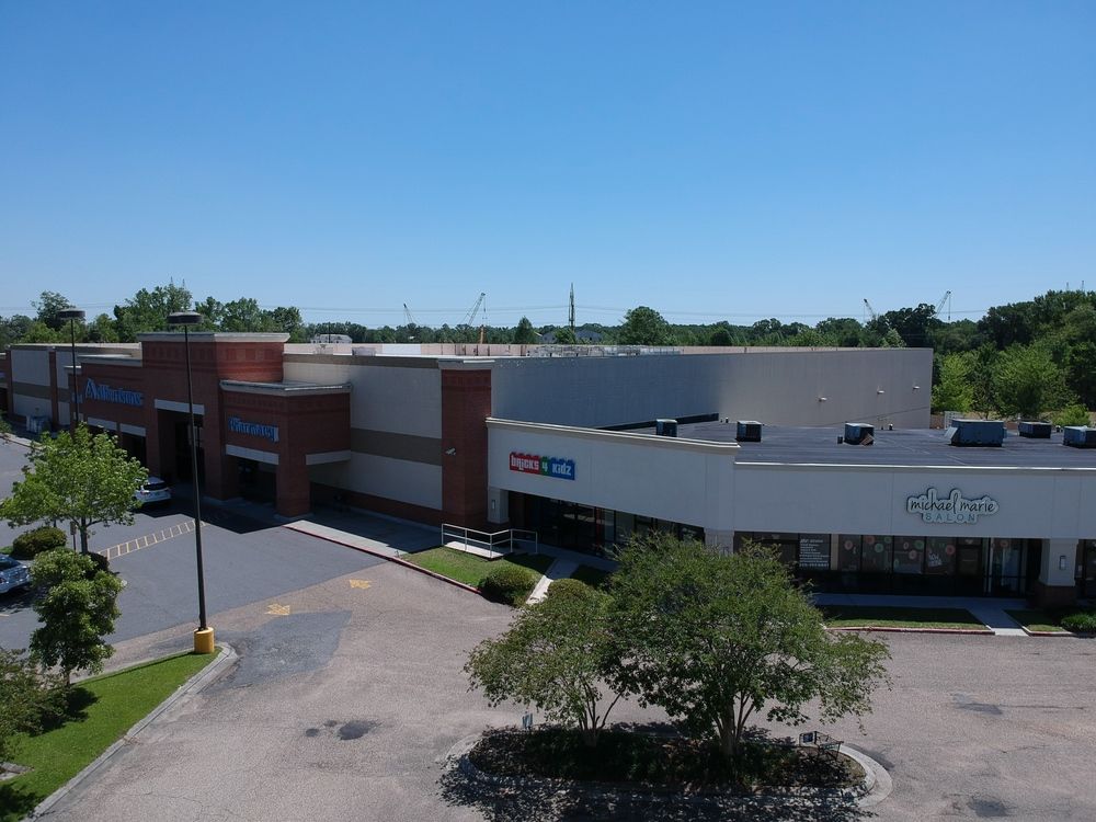 Albertson's Anchored Center: 15168 Airline Highway, Baton Rouge, LA 70817